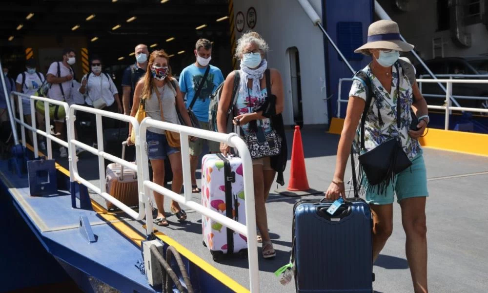 Δυσπιστία για τα κρούσματα έχουν οι δήμαρχοι Πάρου και Αντιπάρου